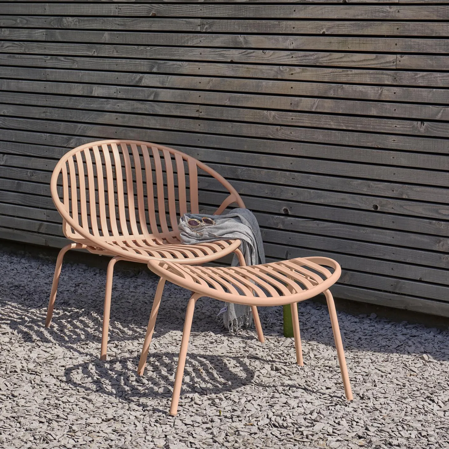 bruce-tuin-loungestoel-hocker-IvANyROG-2.webp Hot WOOOD Bruce Tuin Loungestoel + Hocker PP/metaal Zalmroze