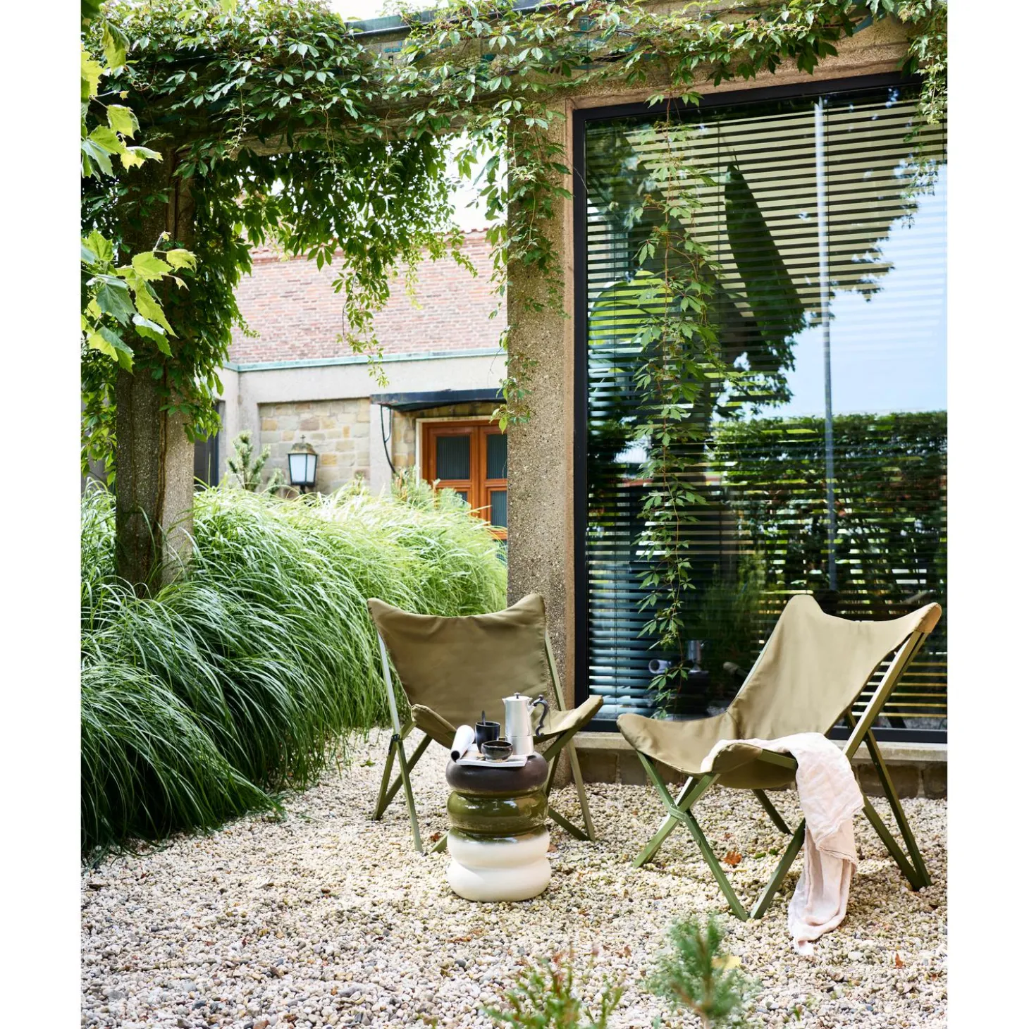 bulb-bijzettafel-keramiek-groe-rlfSfamy-2.webp Outlet WOOOD Bulb Bijzettafel Keramiek Groen 44x34ø Cm