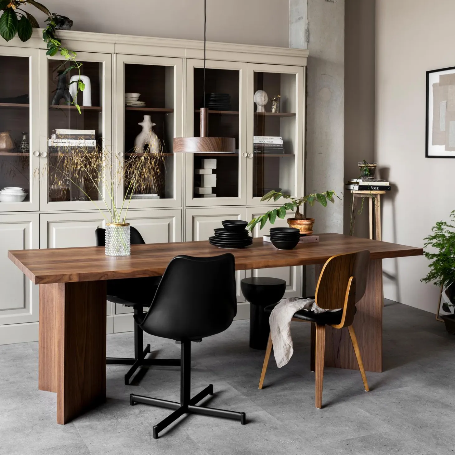 chow-4-deurs-vitrinekast-grene-VYimtzKI-2.webp New WOOOD Chow 4-deurs Vitrinekast Grenen Dakargrau