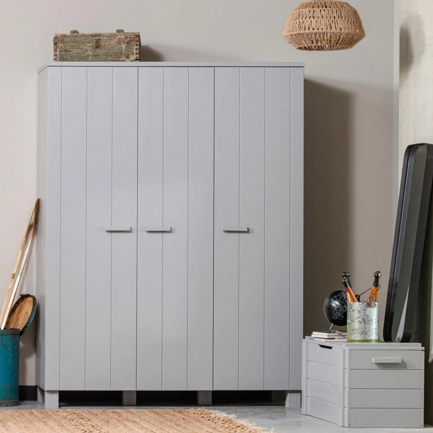 dennis-3-deurs-kast-grenen-geb-SujQwtGE-1.webp Outlet WOOOD Dennis 3-deurs Kast Grenen Geborsteld Betongrijs