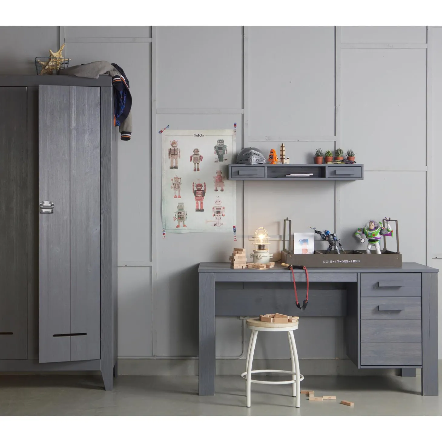 dennis-bureau-grenen-steel-gre-qyPQQTSv-2.webp Fashion WOOOD Dennis Bureau Grenen Steel Grey Geborsteld Staalgrijs