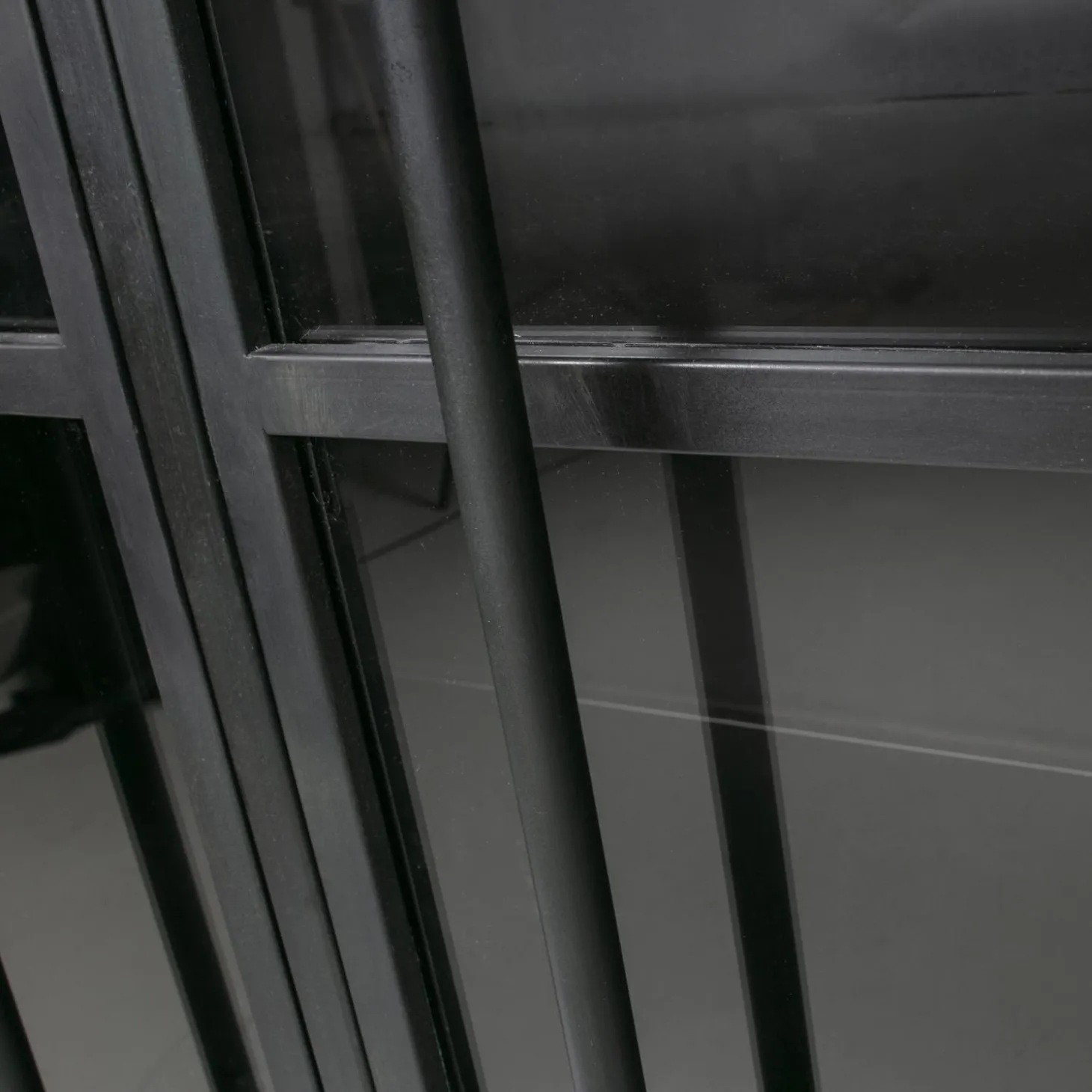 exhibit-vitrinekast-metaal-zwa-IafGOcUV-4.webp Hot WOOOD Exhibit Vitrinekast Metaal Zwart