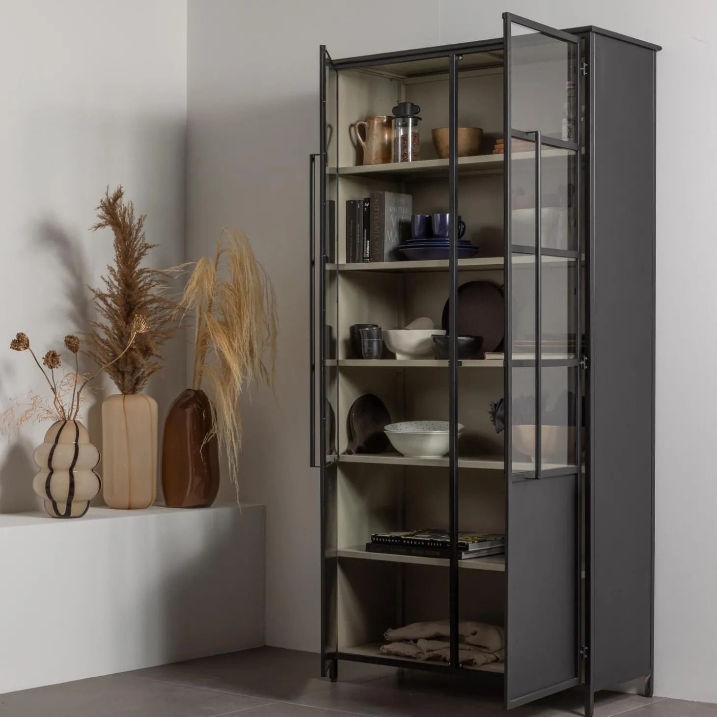 exhibit-xl-2-deurs-vitrinekast-npNdzfoG-2.webp Discount WOOOD Exhibit XL 2-deurs Vitrinekast Metaal Zand