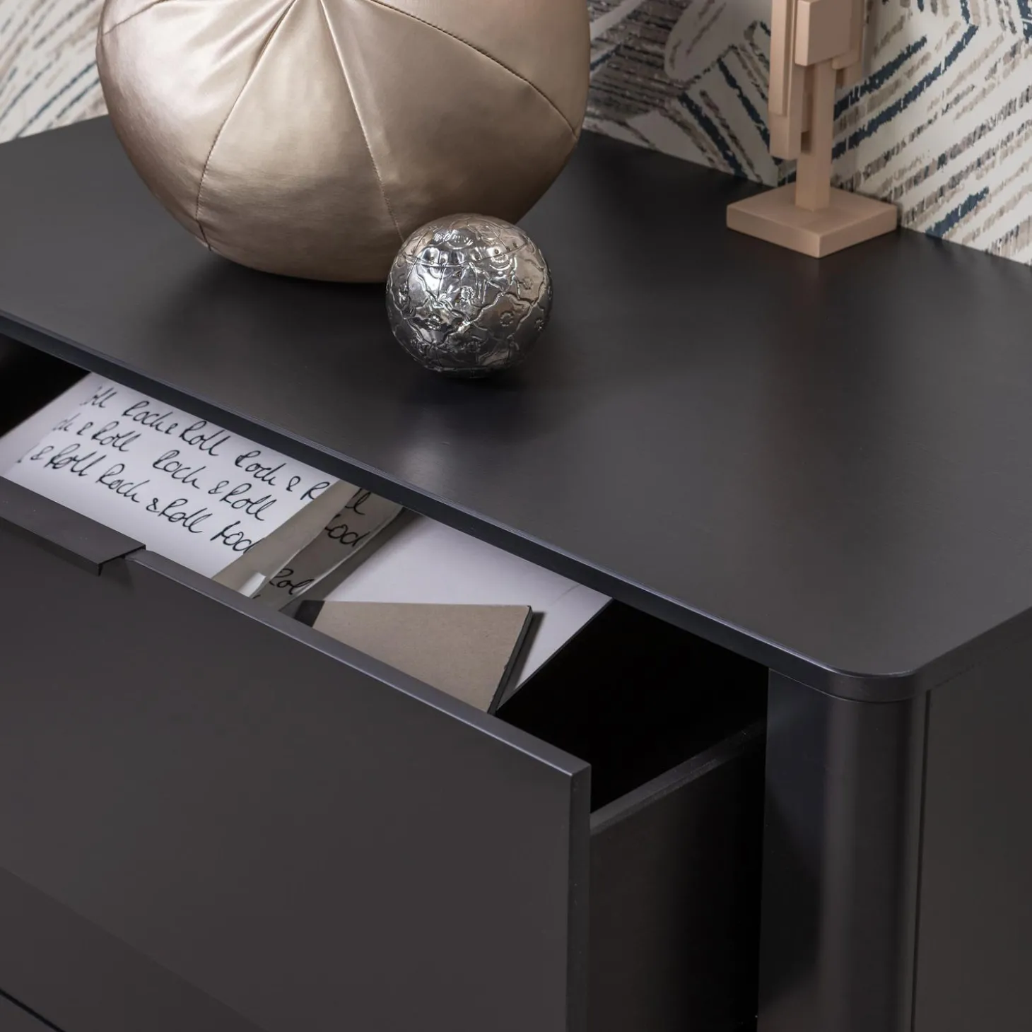 gunnar-ladekast-grenen-matzwar-rdjQzxZC-3.webp Hot WOOOD Gunnar Ladekast Grenen Matzwart