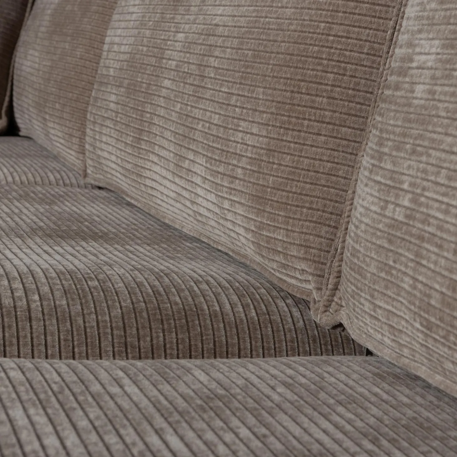 hajo-hoekbank-links-ribstof-ta-RmIqkbOX-3.webp Outlet WOOOD Hajo Hoekbank Links Ribstof Taupe