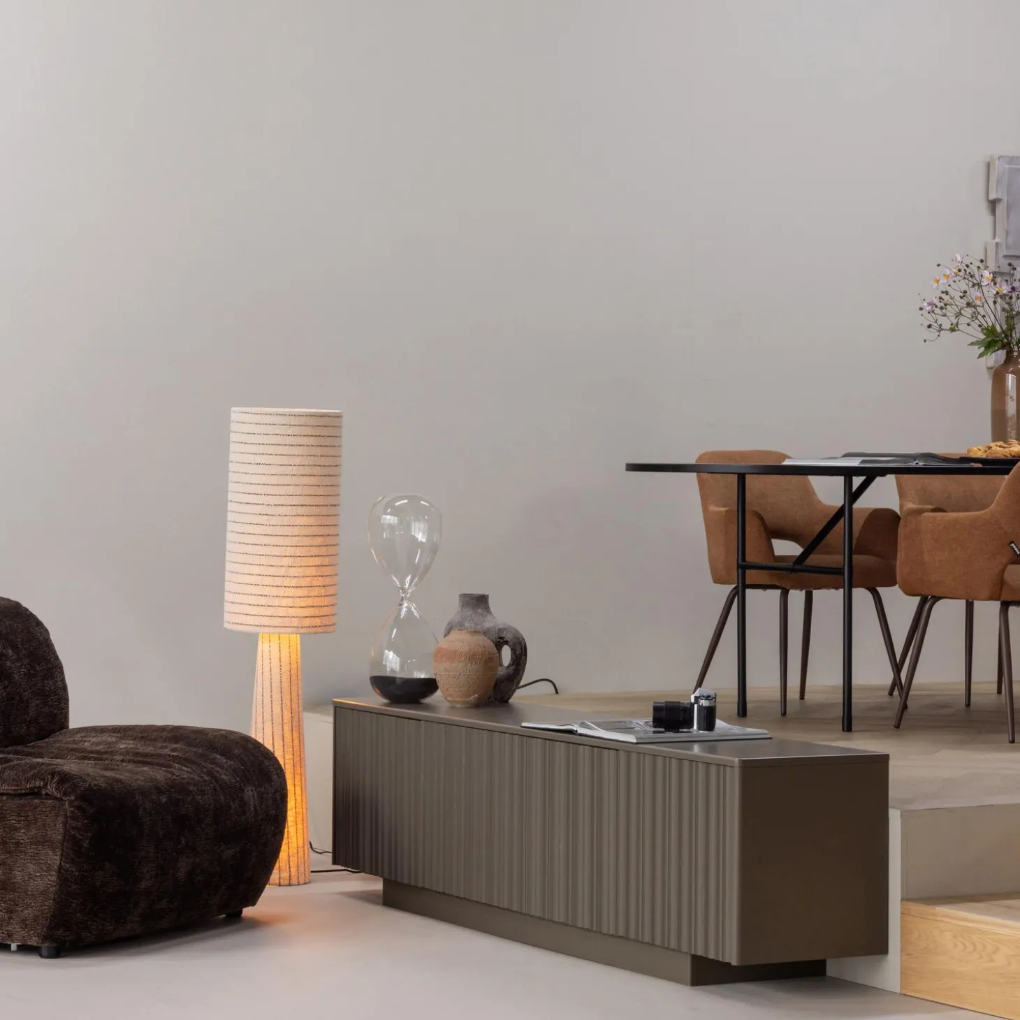 loft-vloerlamp-metaalboucl-nat-mHRiYjzy-2.webp Discount WOOOD Loft Vloerlamp Metaal/bouclé Met Strepen 130 X Ø 30 Cm Naturel