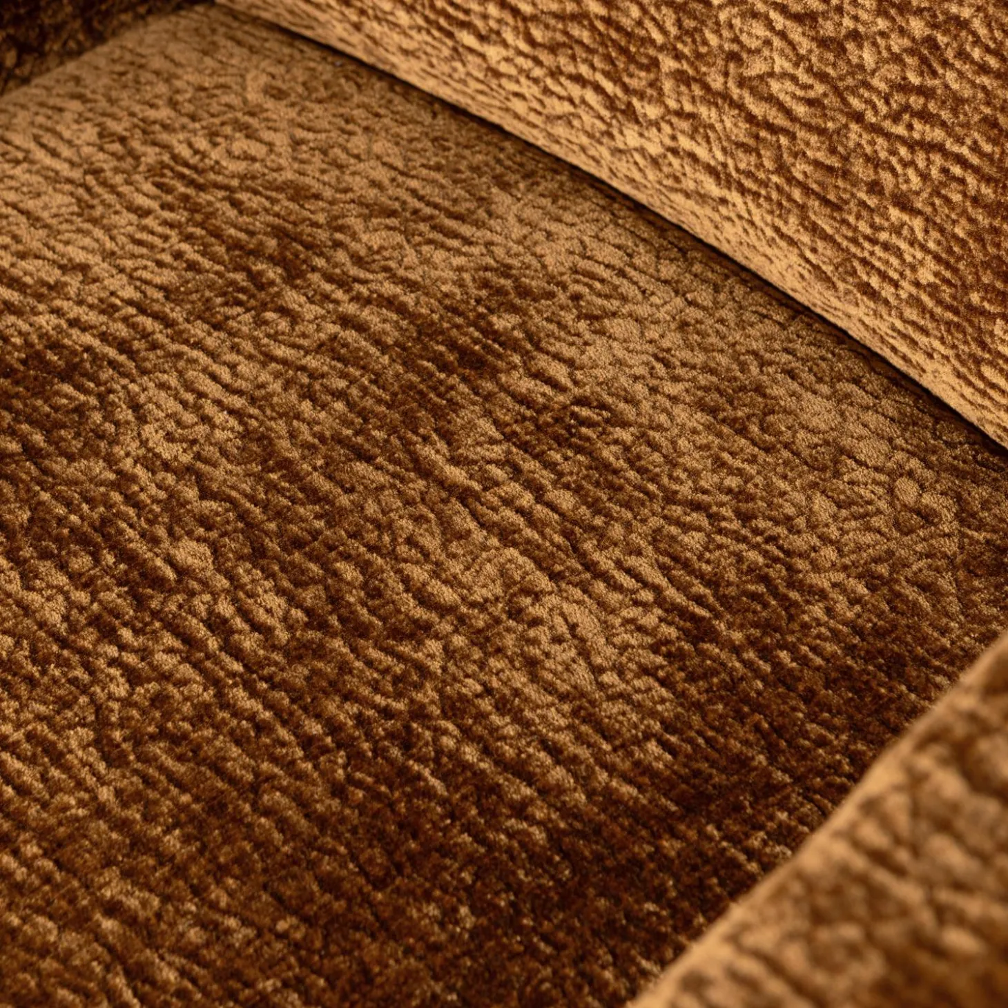 mount-eetkamerstoel-met-armleu-fZMXHqHi-6.webp Outlet WOOOD Mount Eetkamerstoel Met Armleuning 3D Chenille Middenbruin