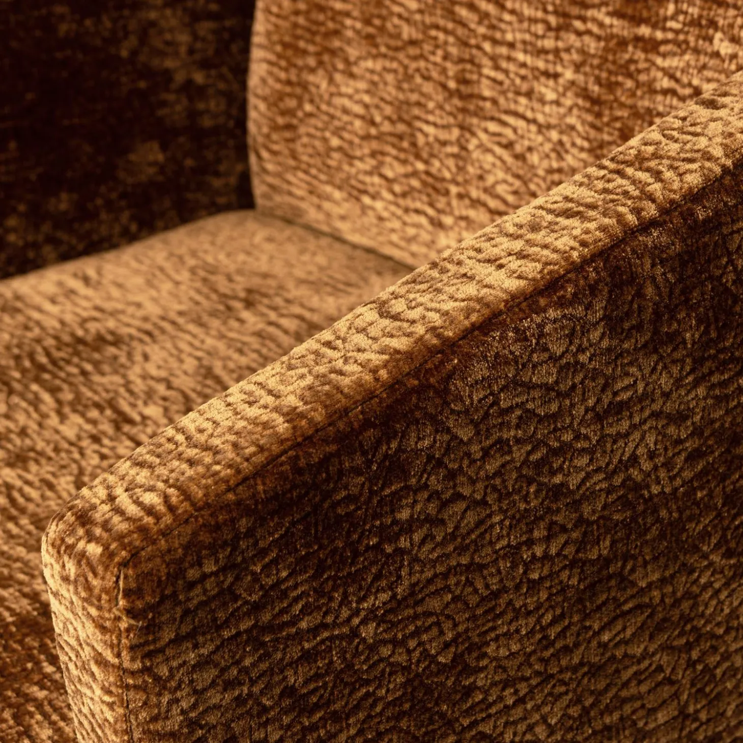 mount-eetkamerstoel-met-armleu-fZMXHqHi-7.webp Outlet WOOOD Mount Eetkamerstoel Met Armleuning 3D Chenille Middenbruin