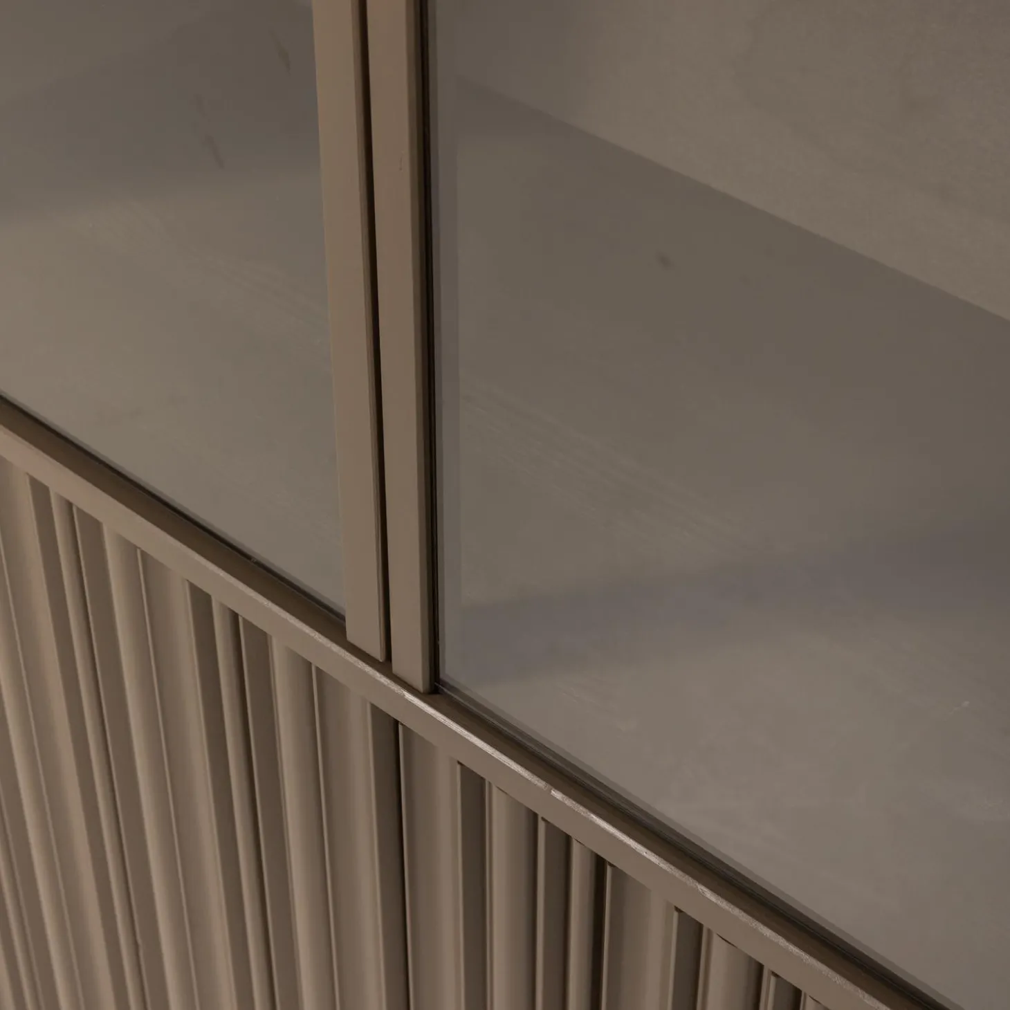 nova-lage-vitrinekast-grenen-t-TQRIHCLK-7.webp Best WOOOD Nova Lage Vitrinekast Grenen Truffel Bruin