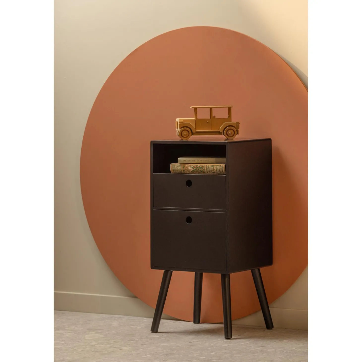 ozzy-nachtkastje-hoog-hout-zwa-nzNHTsym-2.webp Outlet WOOOD Ozzy Nachtkastje Hoog Hout Zwart