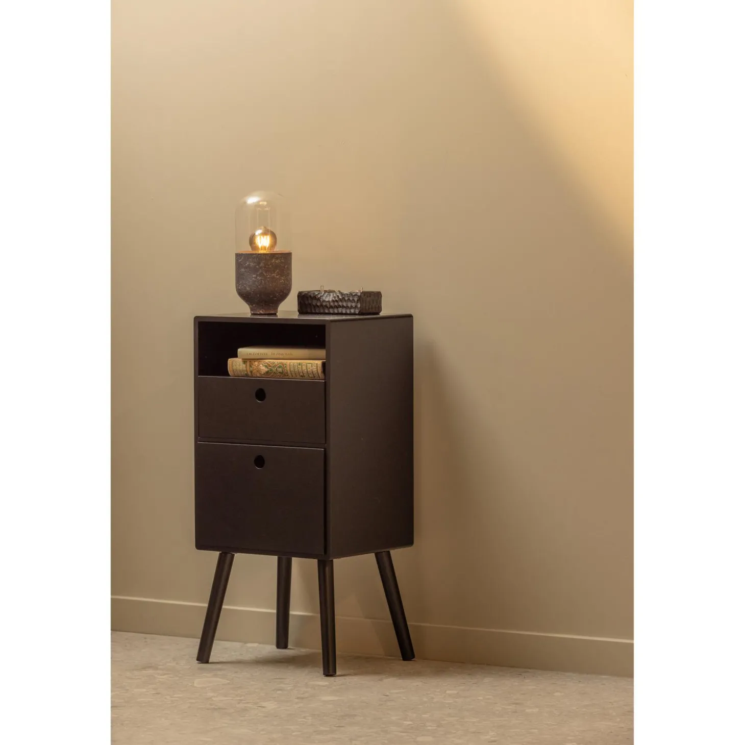 ozzy-nachtkastje-hoog-hout-zwa-nzNHTsym-3.webp Outlet WOOOD Ozzy Nachtkastje Hoog Hout Zwart