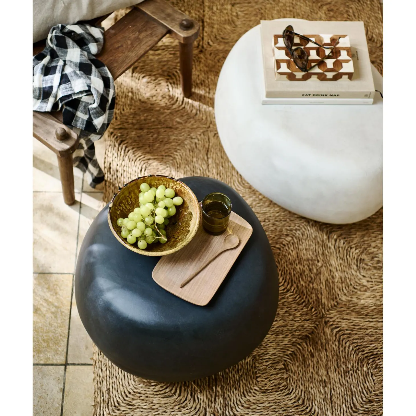 pebble-bijzettafel-betonlook-a-zXqJVjme-2.webp Online WOOOD Pebble Bijzettafel Betonlook 35xø50 Antraciet