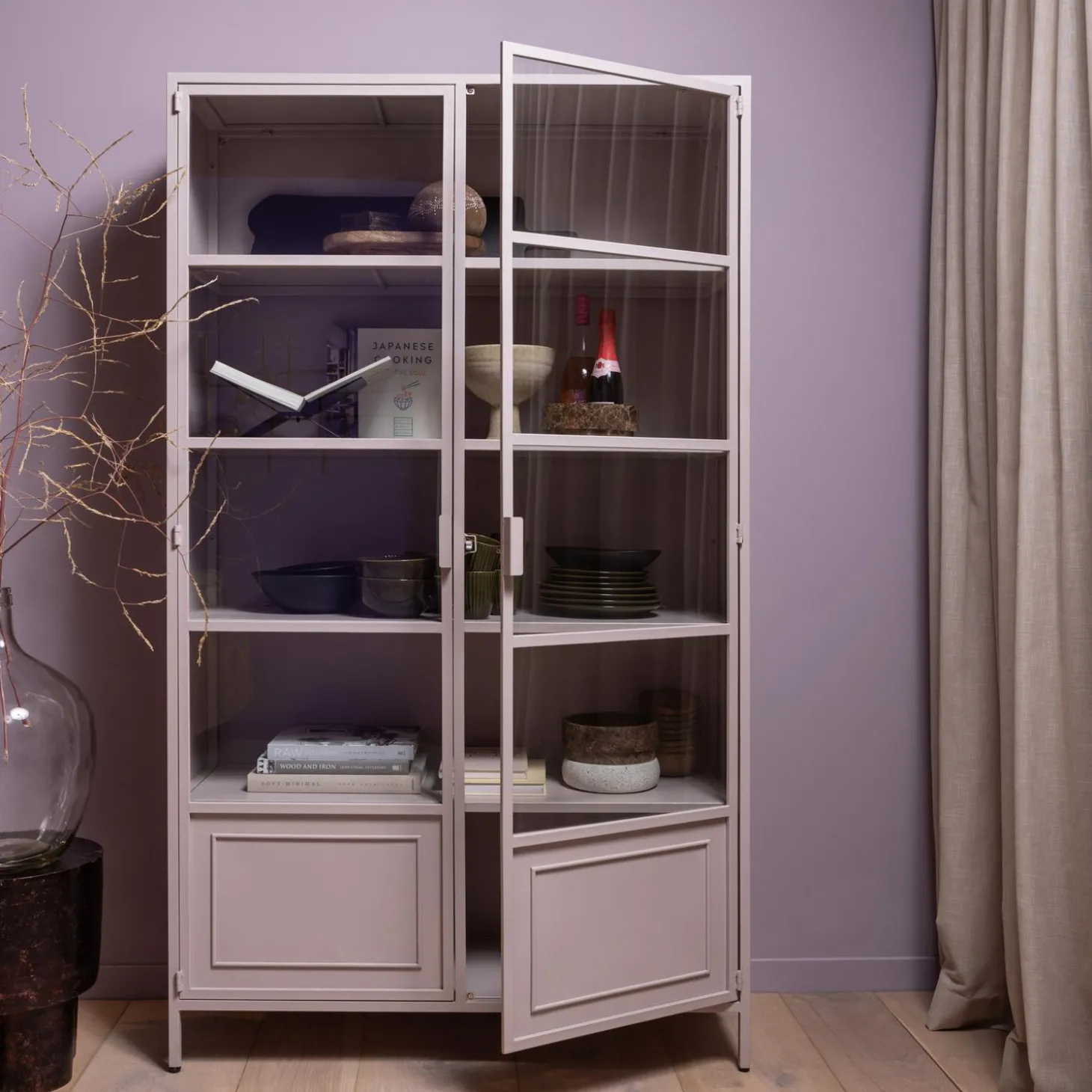 ronja-vitrinekast-xl-metaal-so-CLeNRpLo-3.webp Best WOOOD Ronja Vitrinekast XL Metaal Soft Pink Roze