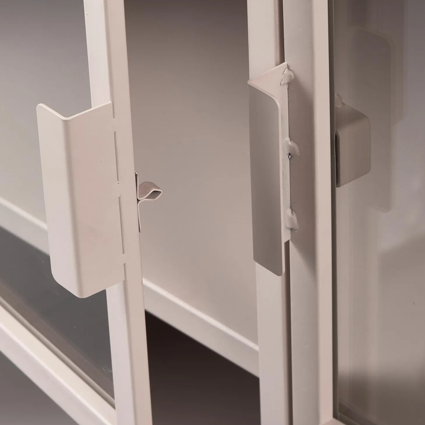 ronja-vitrinekast-xl-metaal-so-CLeNRpLo-5.webp Best WOOOD Ronja Vitrinekast XL Metaal Soft Pink Roze