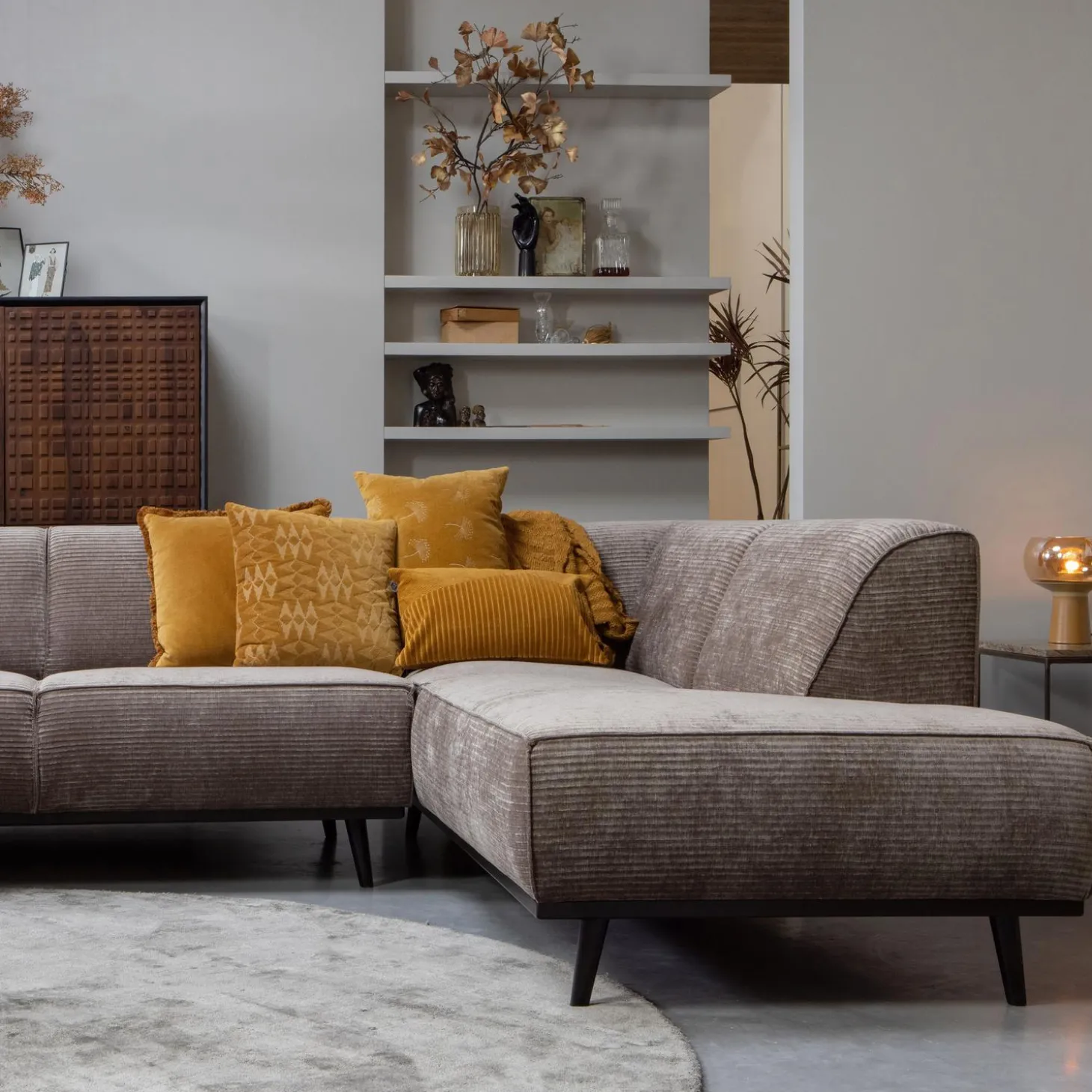 statement-hoekbank-rechts-ribs-fGFkNUpq-1.webp Outlet WOOOD Statement Hoekbank Rechts Ribstof Taupe