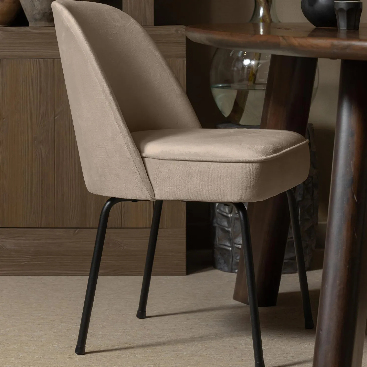vogue-eetkamerstoel-velvet-kha-McLvvQJI-2.webp Clearance WOOOD Vogue Eetkamerstoel Velvet Khaki
